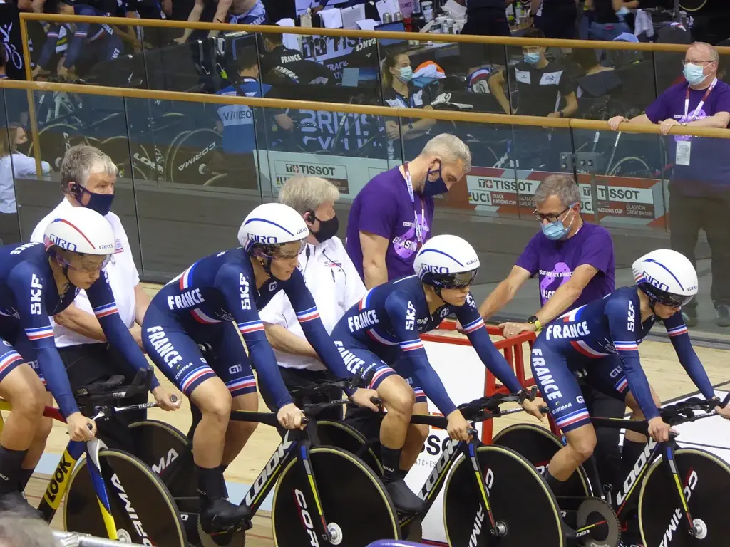 Marion Borras et Clara Copponi avec l’équipe de France de cyclisme sur piste