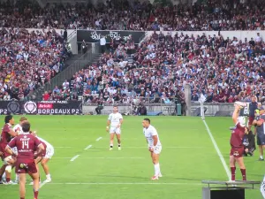 Des joueurs de l’Union Bordeaux-Bègles disputent un match au stade Chaban-Delmas