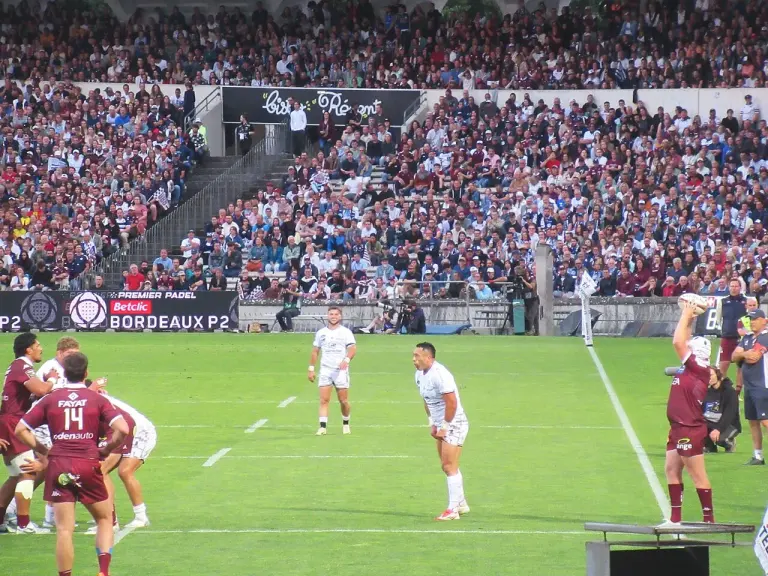 Des joueurs de l’Union Bordeaux-Bègles disputent un match au stade Chaban-Delmas