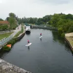 La Somme à Long, avec des pratiquants de paddle et une écluse, en août 2020