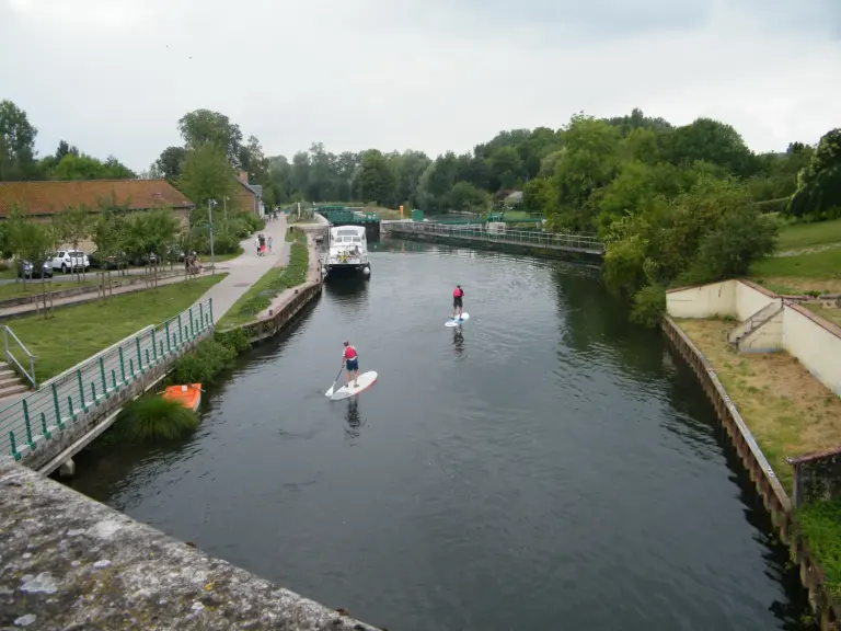 La Somme à Long, avec des pratiquants de paddle et une écluse, en août 2020