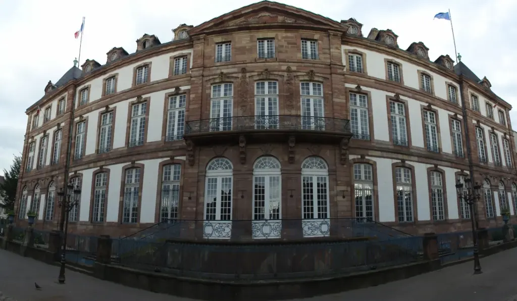 Façade de l’hôtel de ville de Strasbourg sur la place Broglie, photographie d’archive