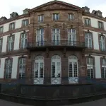Façade de l’hôtel de ville de Strasbourg sur la place Broglie, photographie d’archive