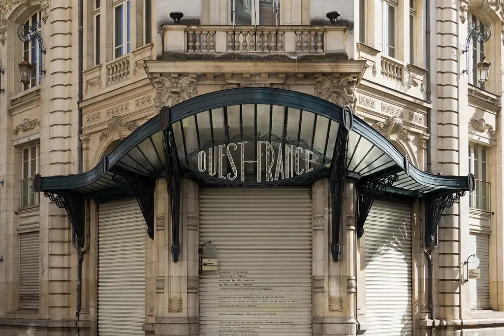 Enseigne Ouest-France sur l'ancien siège du journal à Rennes