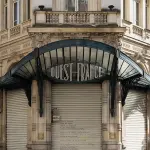 Enseigne Ouest-France sur l'ancien siège du journal à Rennes