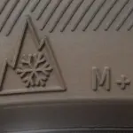 Marquage alpin avec montagne et flocon sur un pneu hiver