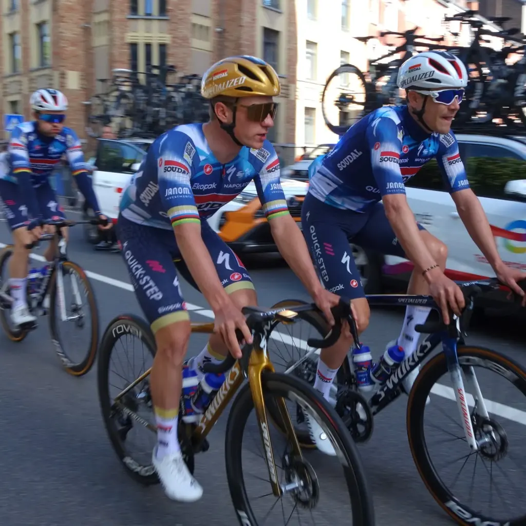 Remco Evenepoel au départ d’une course à Liège en avril 2025, photographie d’archive