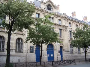 Façade de la cité scolaire Voltaire à Paris, photographie d’archive