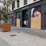 Des commerces barricadés place de la République à Lyon