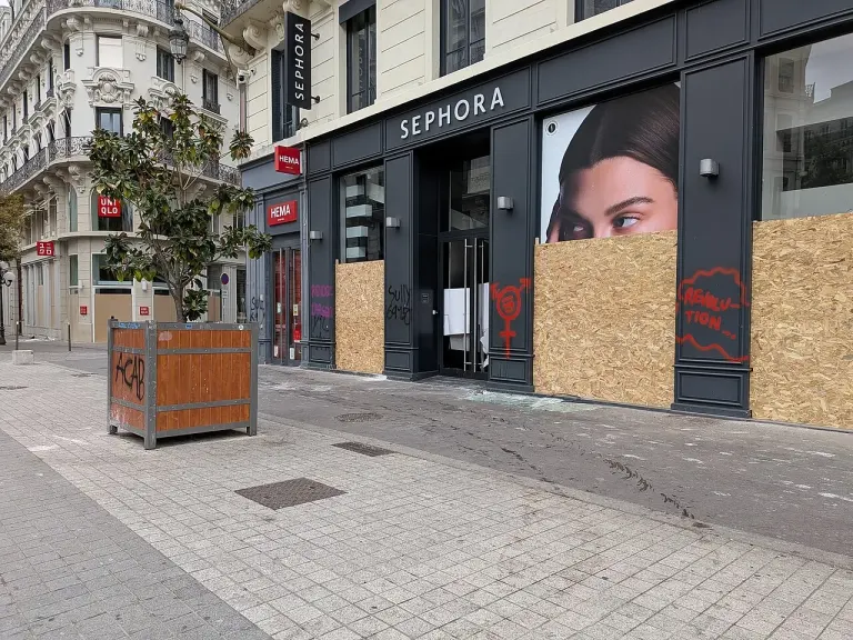 Des commerces barricadés place de la République à Lyon