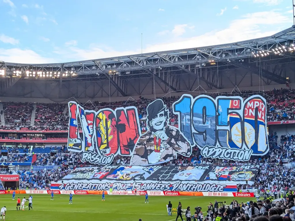 Tifo de supporters de l’Olympique lyonnais au Groupama Stadium