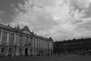 Place du Capitole à Toulouse vue depuis les arcades