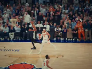 Victor Wembanyama face à Josh Hart pendant les finales NBA 2026
