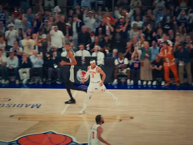 Victor Wembanyama face à Josh Hart pendant les finales NBA 2026