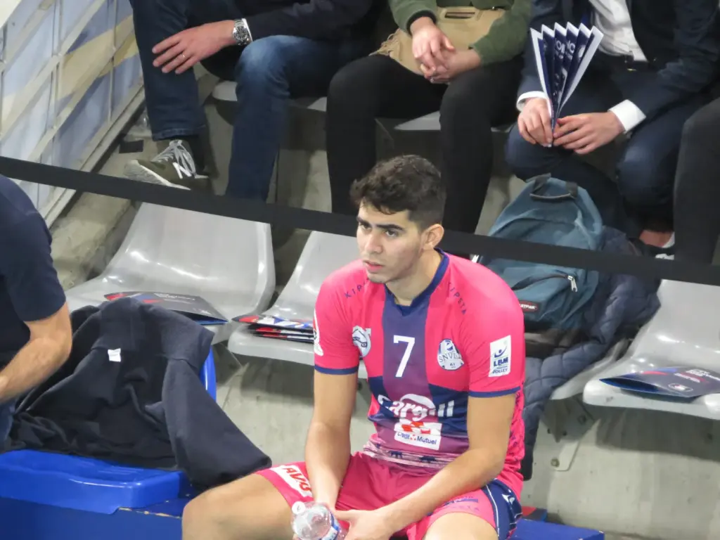 Arturo Iglesias sur le banc de Saint-Nazaire enmai2019, photographie d’archive