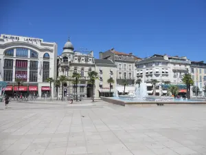 Place Clemenceau dans le centre-ville commerçant de Pau