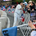 Alexis Hanquinquant rencontre le public lors de la parade des champions de Paris 2024