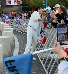 Alexis Hanquinquant rencontre le public lors de la parade des champions de Paris 2024