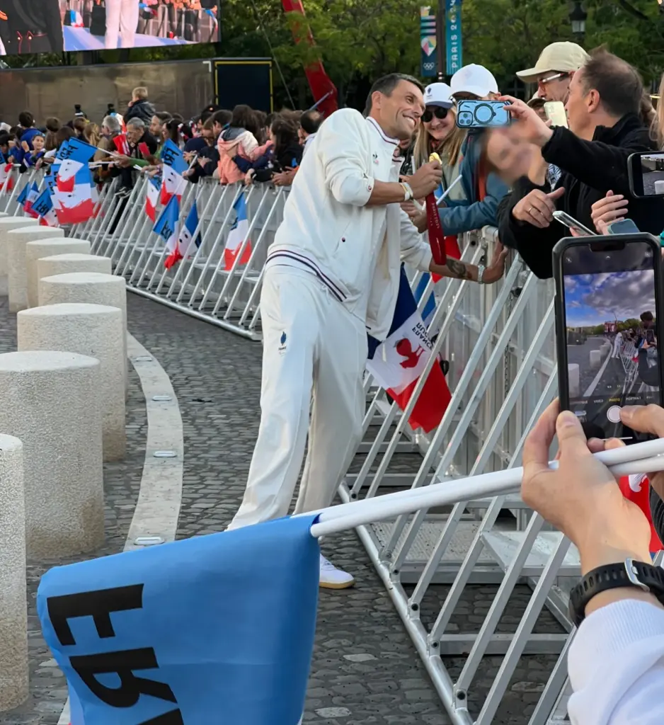 Alexis Hanquinquant rencontre le public lors de la parade des champions de Paris 2024