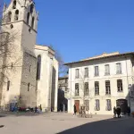Place Saint-Didier au centre d’Avignon