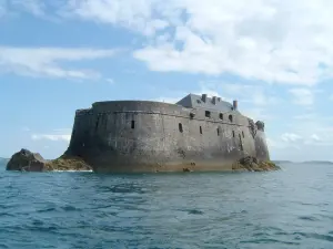 Fort de la Conchée sur son rocher au large de Saint-Malo