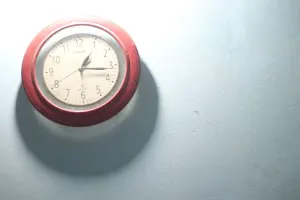Gros plan sur le cadran d’une horloge analogique