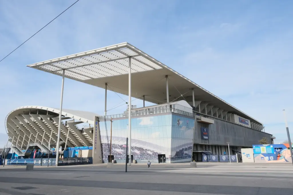 Le Septeo Stadium à Montpellier vu depuis son parvis en novembre 2025, photographie d’archive