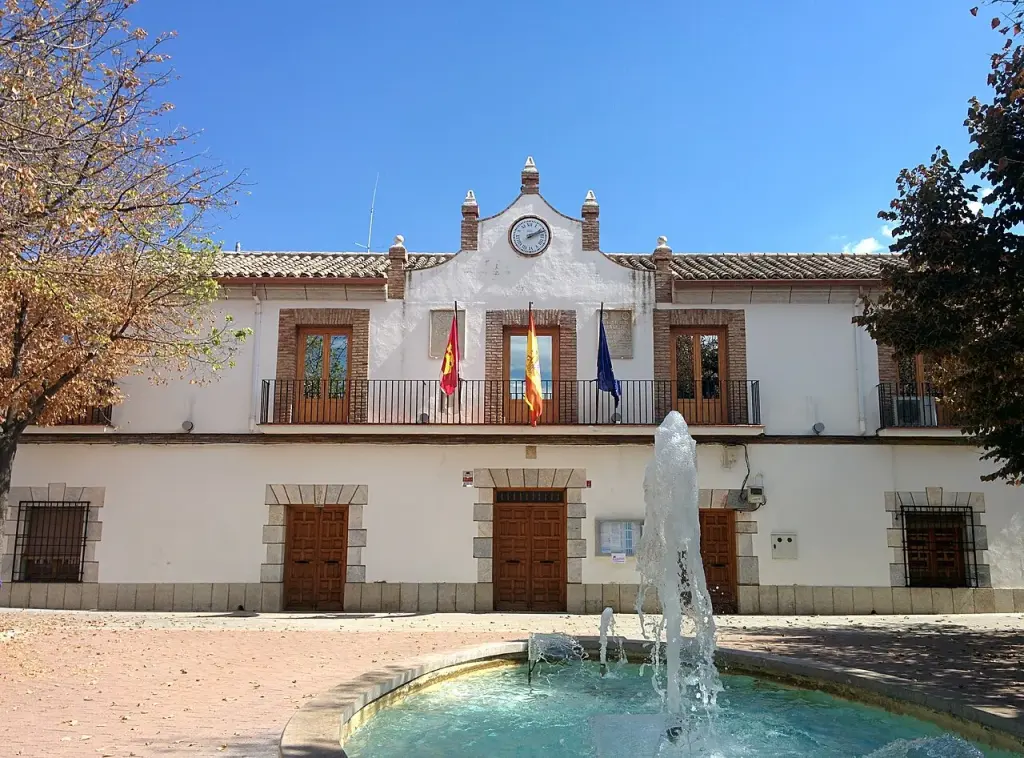 Mairie d’Urda et fontaine sur la place, photographie d’archive de2016