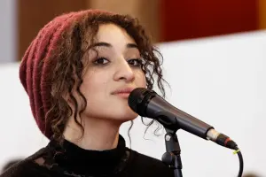 Camélia Jordana devant un microphone au Salon du livre de Paris en mars 2012, photographie d’archive