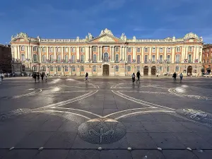Le Capitole de Toulouse vu depuis la place