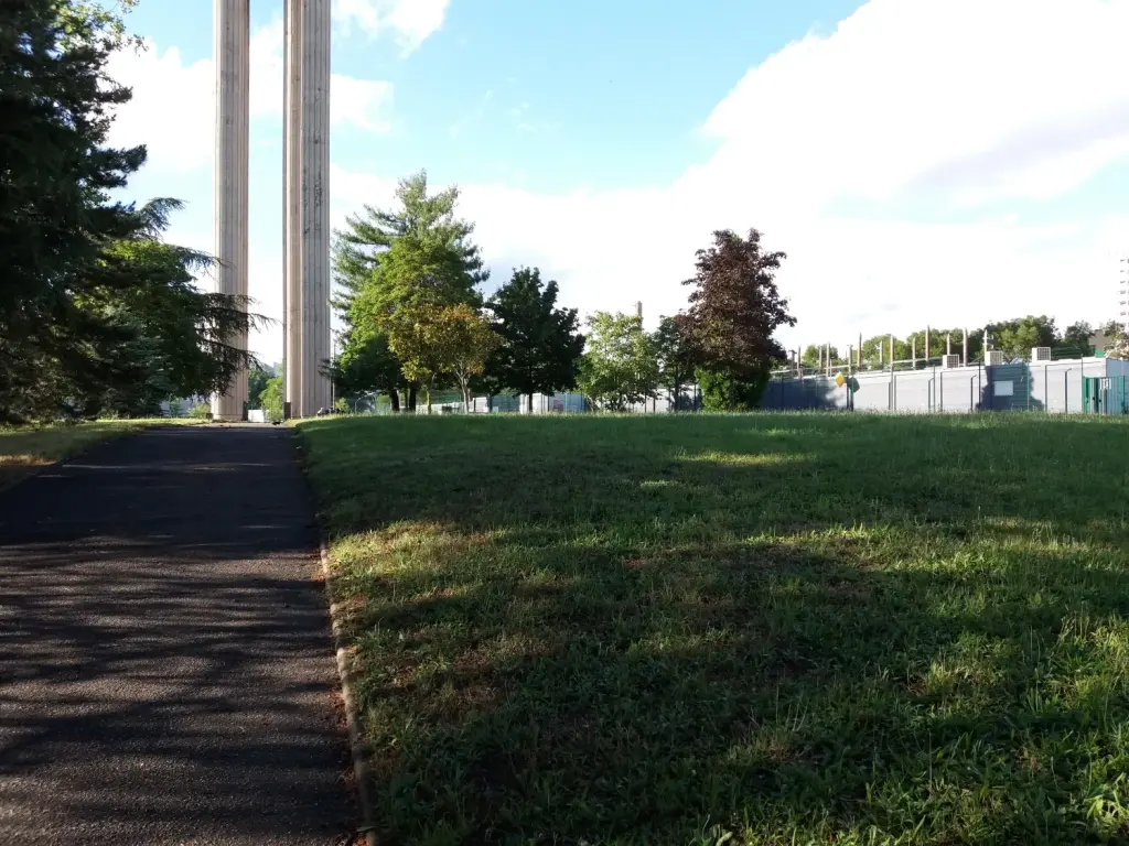 Pied du château d’eau de Vénissieux en juin 2019, photographie d’archive