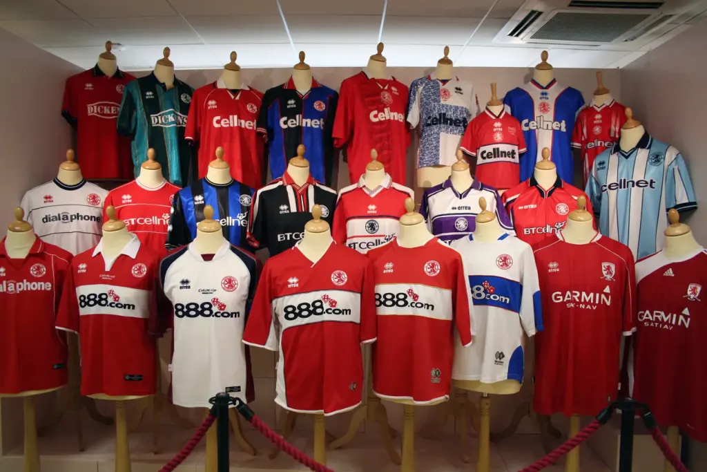 Une collection de maillots de football alignés sur des mannequins