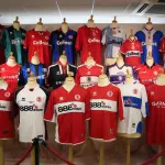 Une collection de maillots de football alignés sur des mannequins