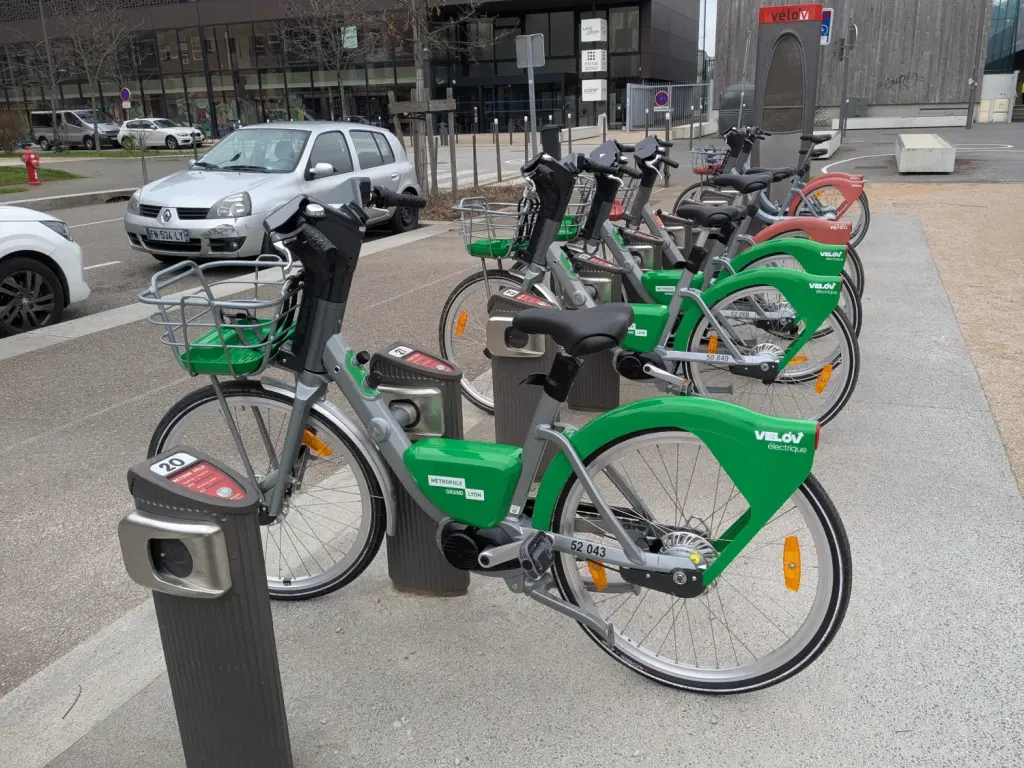 Des Vélo’v électriques verts en station à Lyon