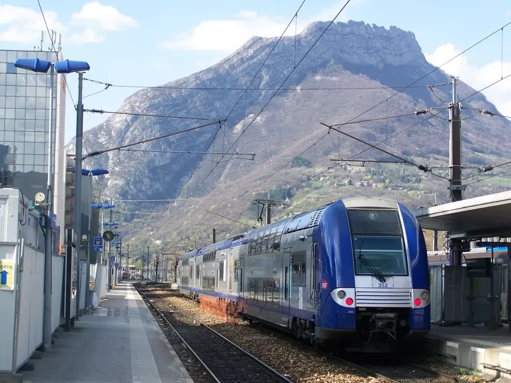 Un TER Rhône-Alpes à quai en gare de Grenoble