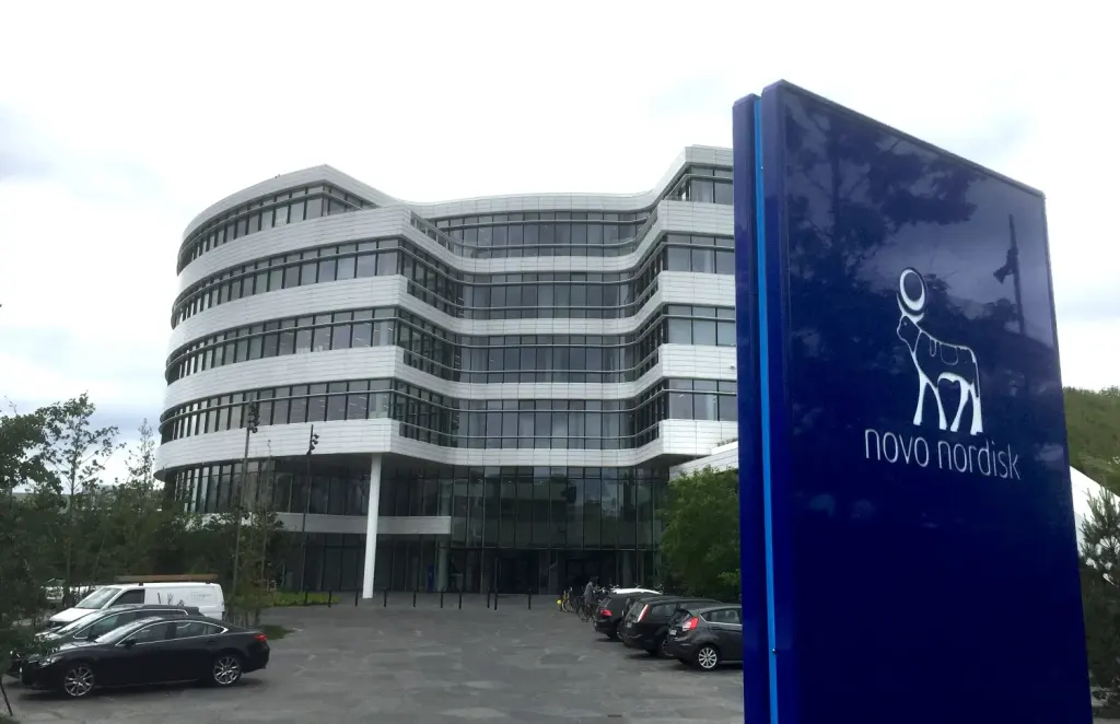 Bâtiment du siège de Novo Nordisk à Bagsværd avec son enseigne, archive de 2016