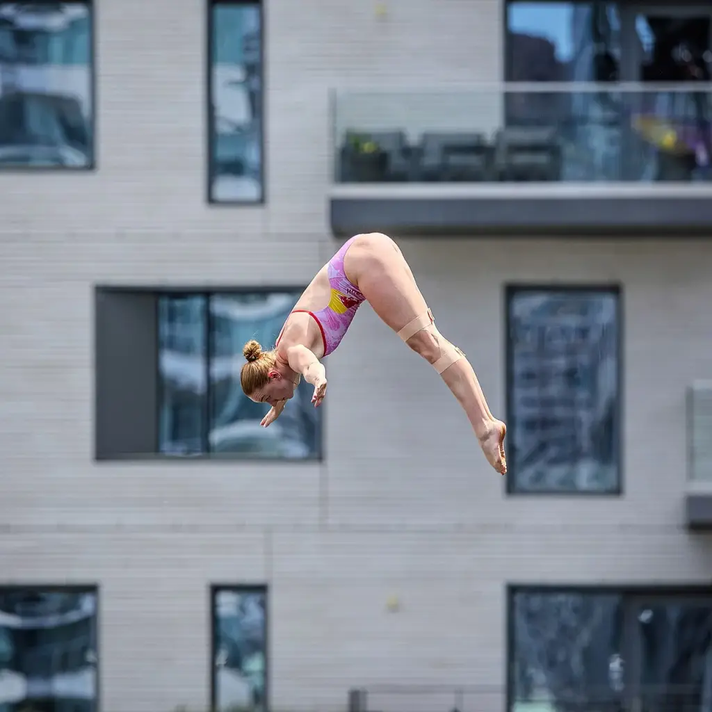 Molly Carlson debout sur une plateforme de plongeon à Boston en 2024