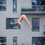 Molly Carlson debout sur une plateforme de plongeon à Boston en 2024