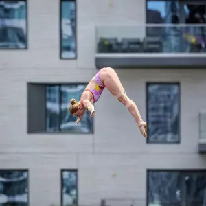 Molly Carlson debout sur une plateforme de plongeon à Boston en 2024