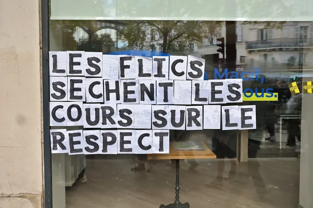 Manifestants défilant à Paris le 17 octobre 2026
