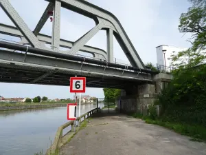 Canal de Neufossé et pont ferroviaire des Fontinettes à Arques