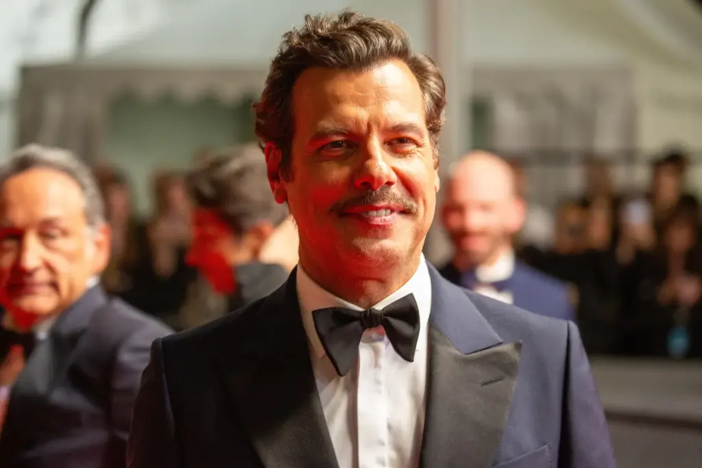 Portrait de Laurent Lafitte en smoking au Festival de Cannes