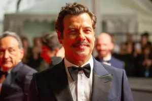 Portrait de Laurent Lafitte en smoking au Festival de Cannes