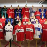 Collection de maillots de football exposés sur des mannequins