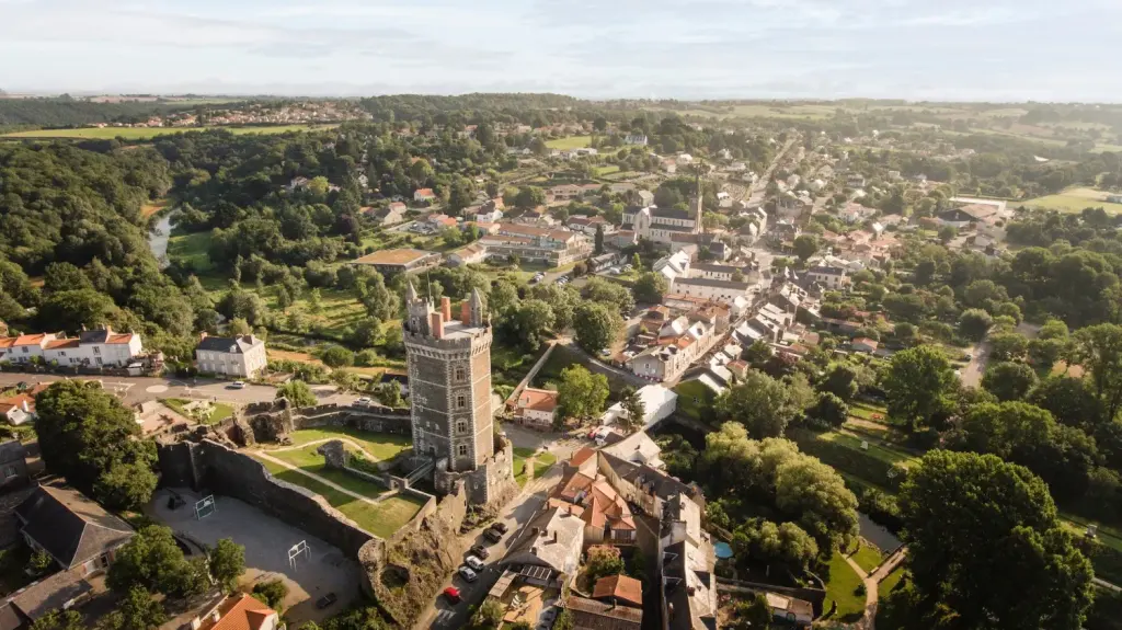 Vue aérienne d’Oudon et de son environnement ligérien en 2020, photographie d’archive.
