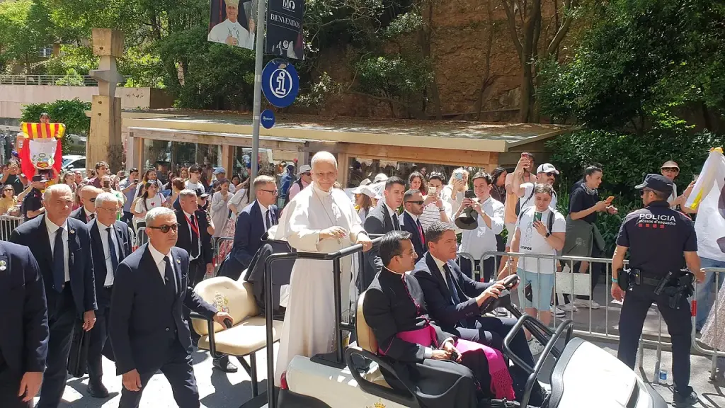 Le pape Léon XIV salue des fidèles à Montserrat en juin 2026