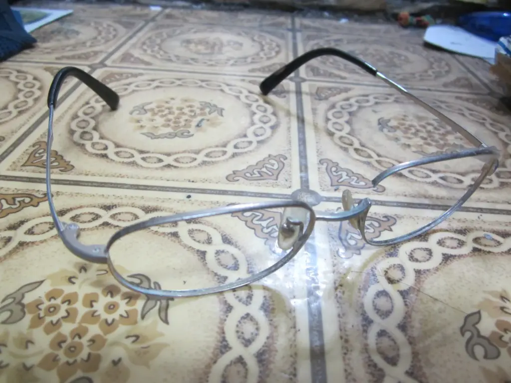 Une monture de lunettes noire vue de face.