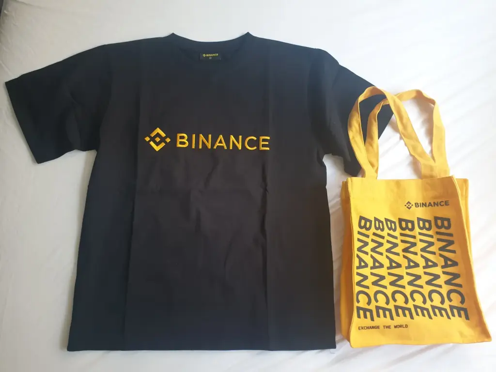 Tee-shirt et sac portant le logo Binance, archive de juillet 2022
