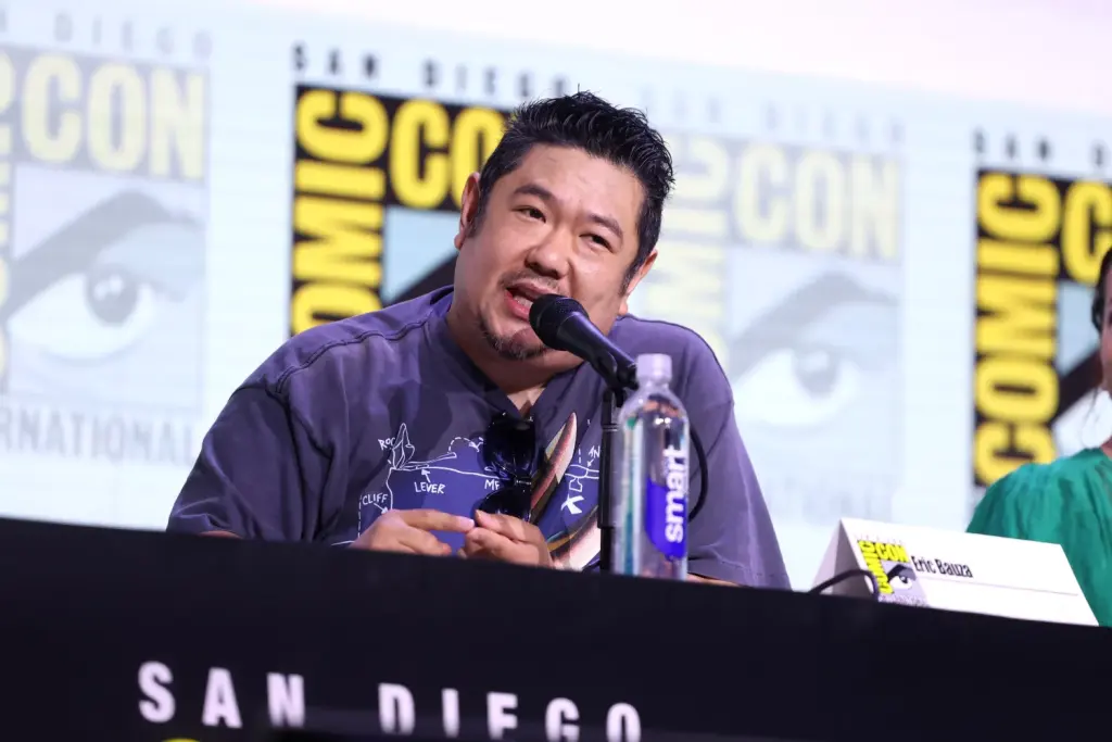 Eric Bauza parle dans un microphone au Comic-Con de San Diego en juillet 2025