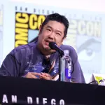 Eric Bauza parle dans un microphone au Comic-Con de San Diego en juillet 2025